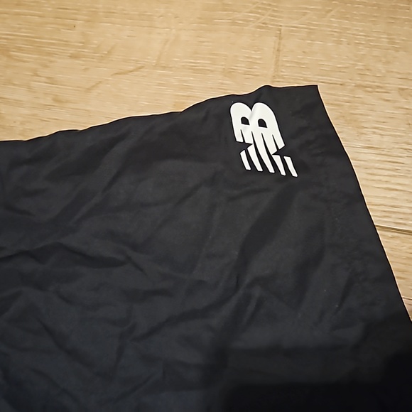 Mens new balance shorts - Picture 2 of 3